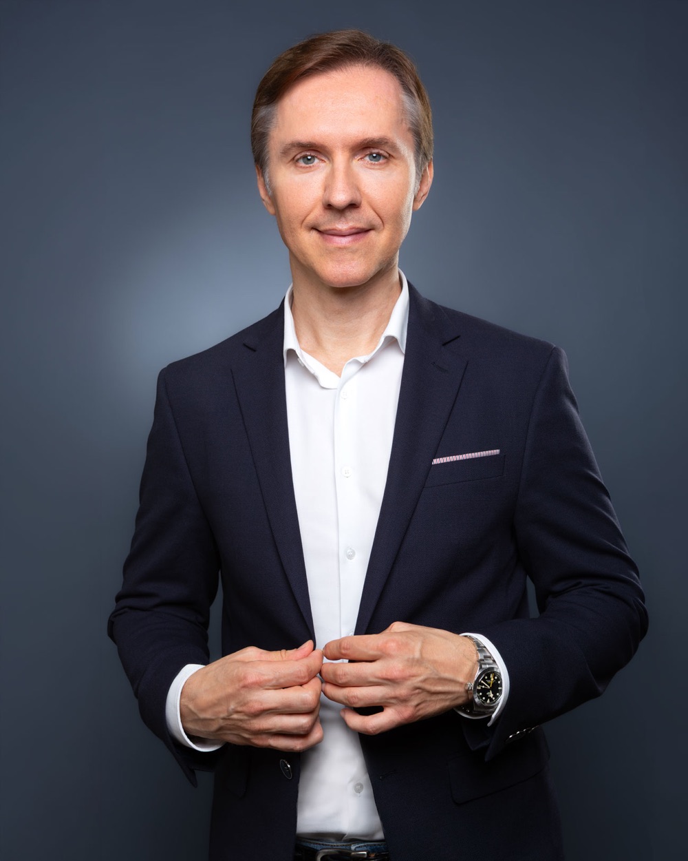 Porträt von Dr. med. Denis Alekseev im dunklen Sakko