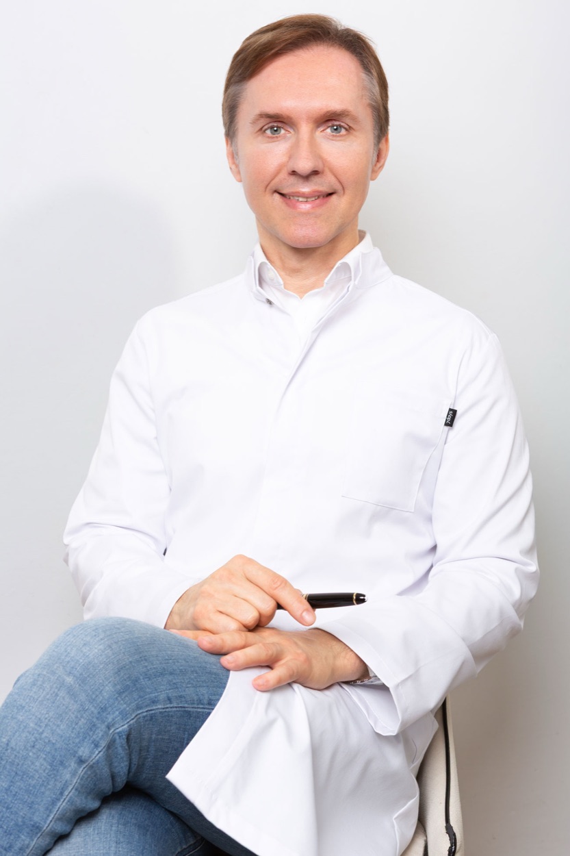 Dr. med. Denis Alekseev im weißen Arztkittel