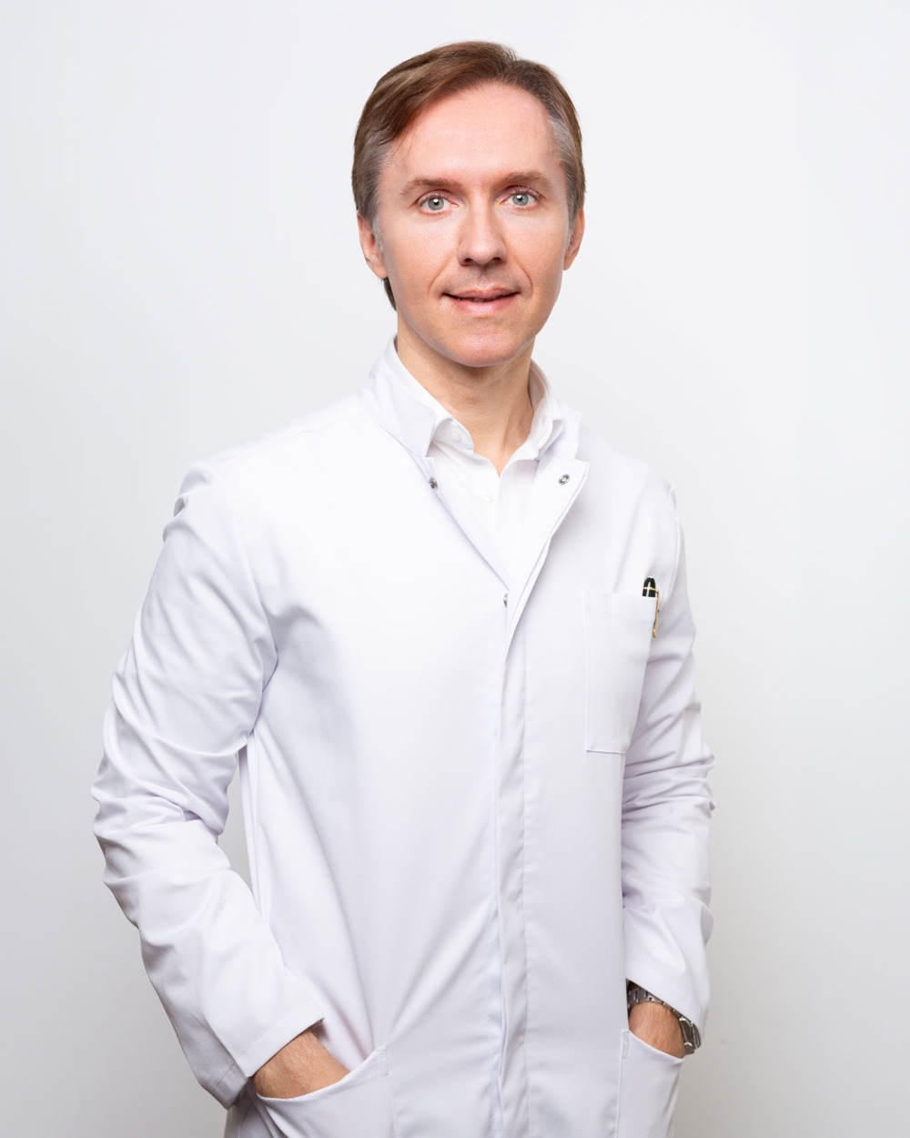 Dr. med. Denis Alekseev im weißen Arztkittel