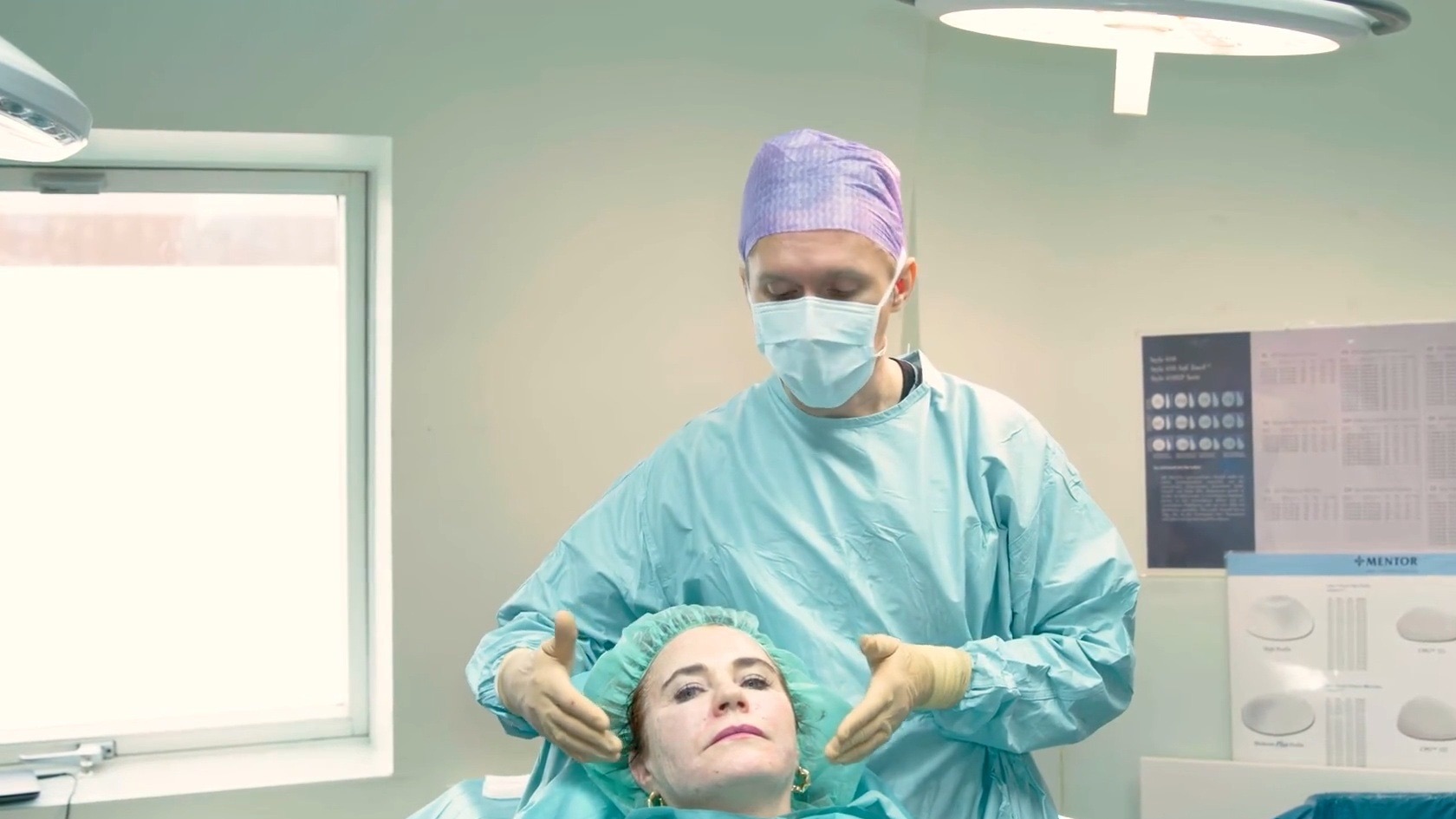 Dr. med. Denis Alekseev bei der Planung eines Fadenliftings, die Patientin sitzt vor ihm