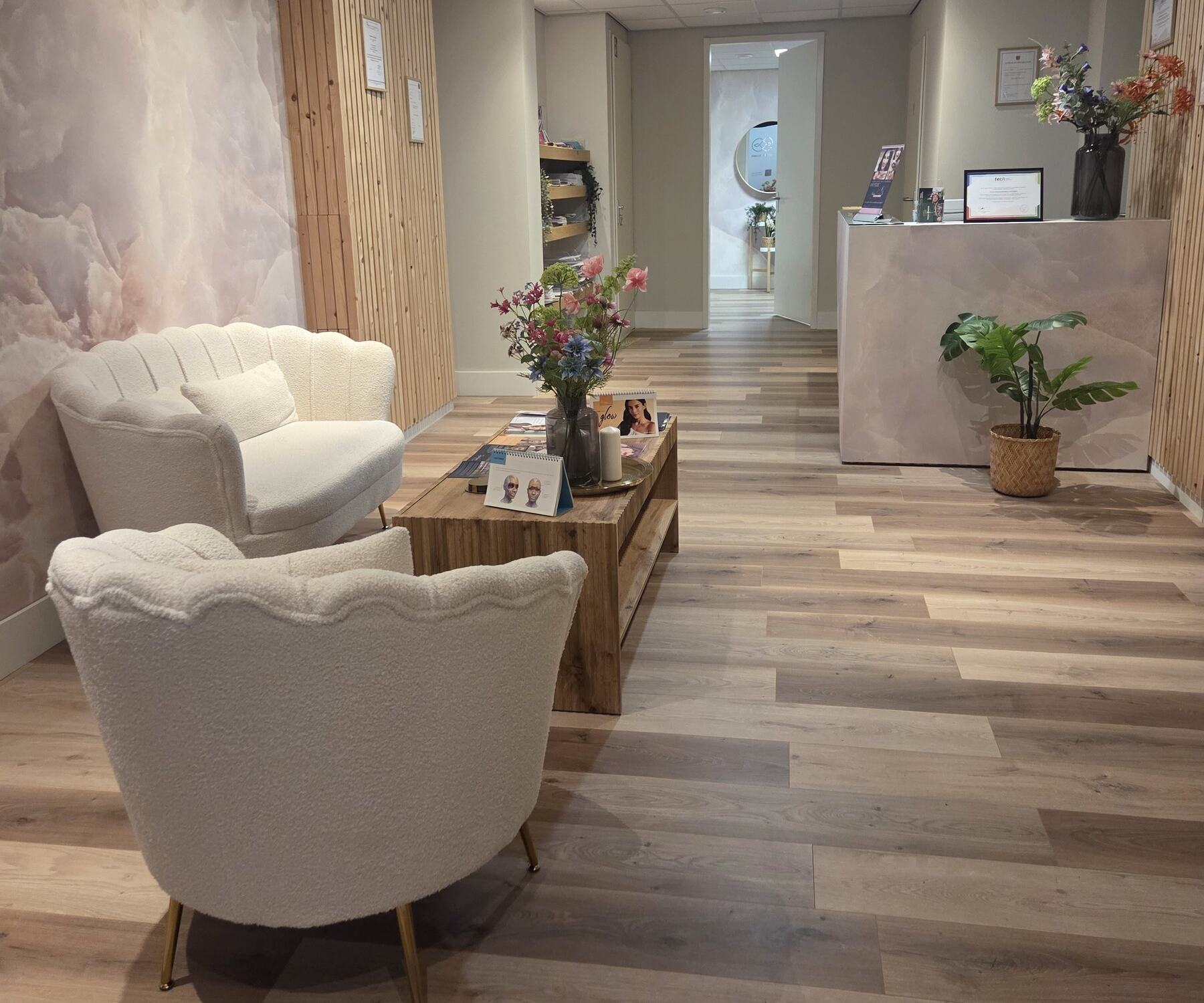 Heller Wartebereich der Praxis Timeless Aesthetics in Roermond
