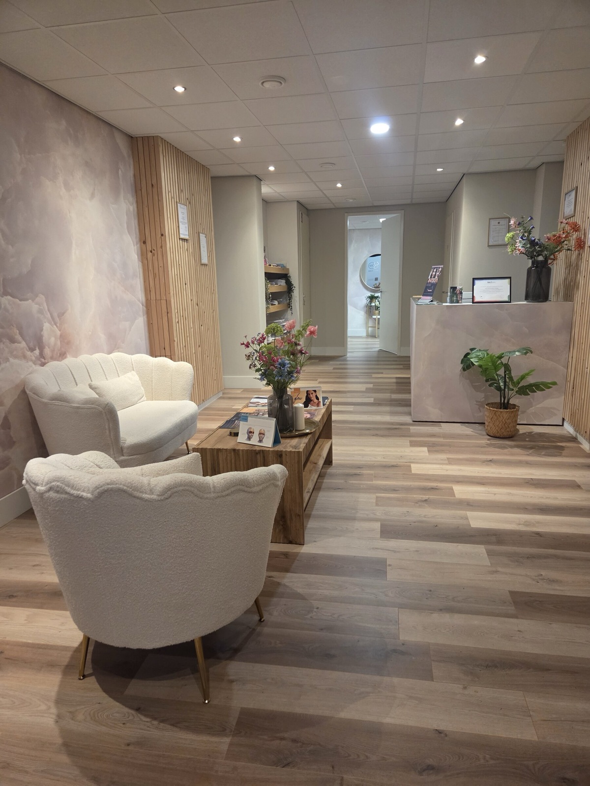 Heller Wartebereich der Praxis Timeless Aesthetics in Roermond